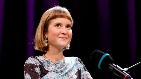 Foto zeigt die Schriftstellerin Caroline Wahl bei der Lit.Cologne Spezial Veranstaltung zur Vorstellung ihres Roman Die Assistentin im WDR-Funkhaus in Köln.