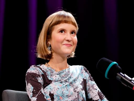 Foto zeigt die Schriftstellerin Caroline Wahl bei der Lit.Cologne Spezial Veranstaltung zur Vorstellung ihres Roman Die Assistentin im WDR-Funkhaus in Köln.