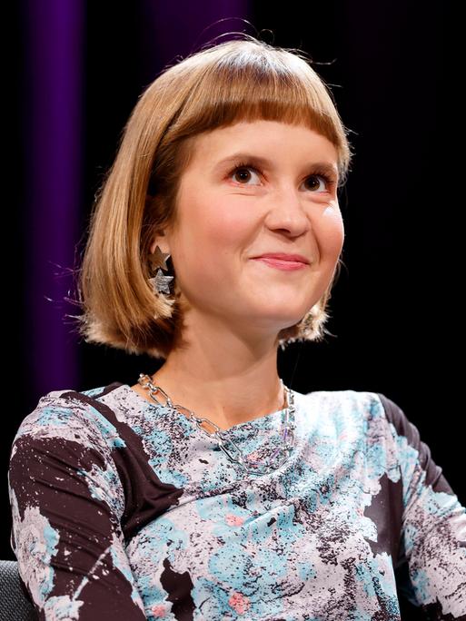 Foto zeigt die Schriftstellerin Caroline Wahl bei der Lit.Cologne Spezial Veranstaltung zur Vorstellung ihres Roman Die Assistentin im WDR-Funkhaus in Köln.