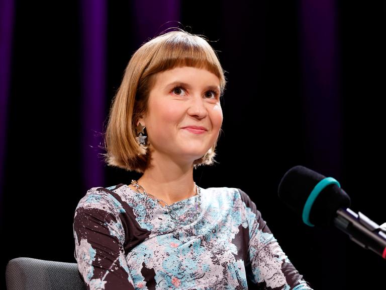 Foto zeigt die Schriftstellerin Caroline Wahl bei der Lit.Cologne Spezial Veranstaltung zur Vorstellung ihres Roman Die Assistentin im WDR-Funkhaus in Köln.