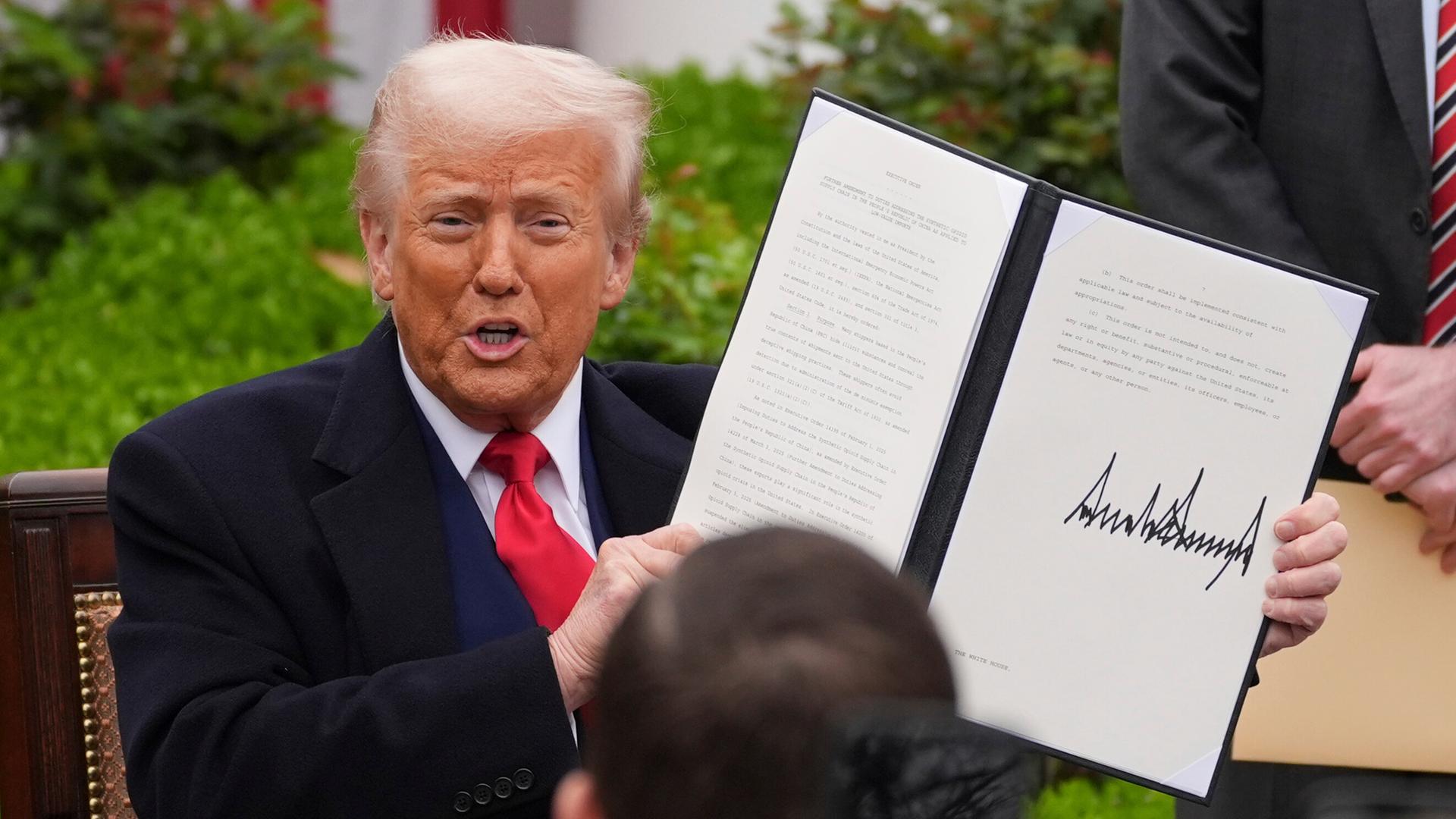 US-Präsident Donald Trump präsentiert ein Dokument mit seiner Unterschrift, mit der er Zölle auf importierte Waren aus anderen Ländenr verhängt.
