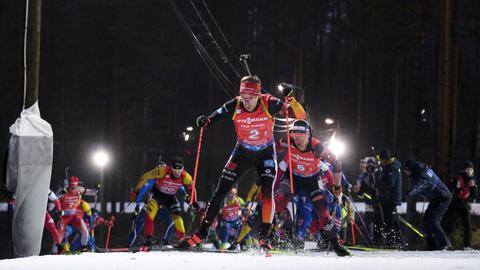 Der Deutsche David Zobel (2) und der Österreicher David Komatz führen  in der 4x7,5-Kilometer-Staffel  beim Biathlon-Weltcup in Kontiolahti als Führende das Feld an.