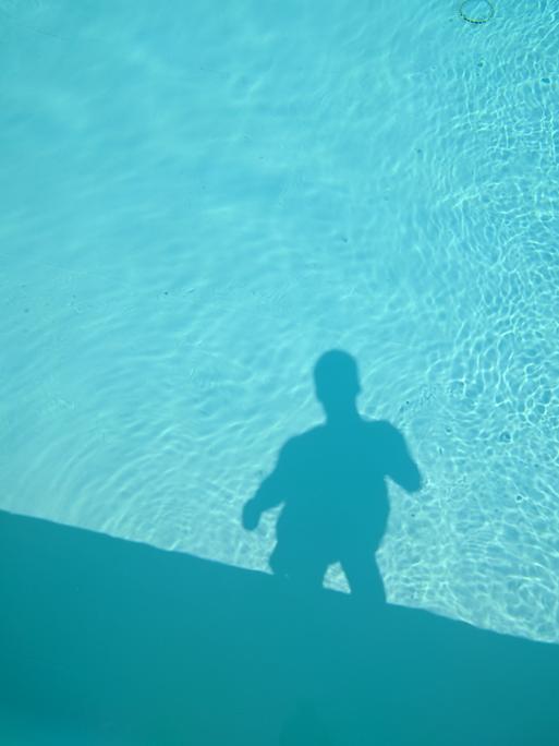 Schatten eines Menschen im Pool