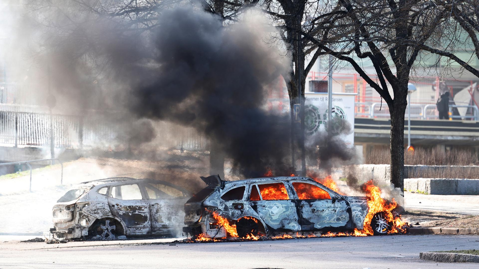 Zwei Autos brennen auf einem Park-Platz in Norrköping.