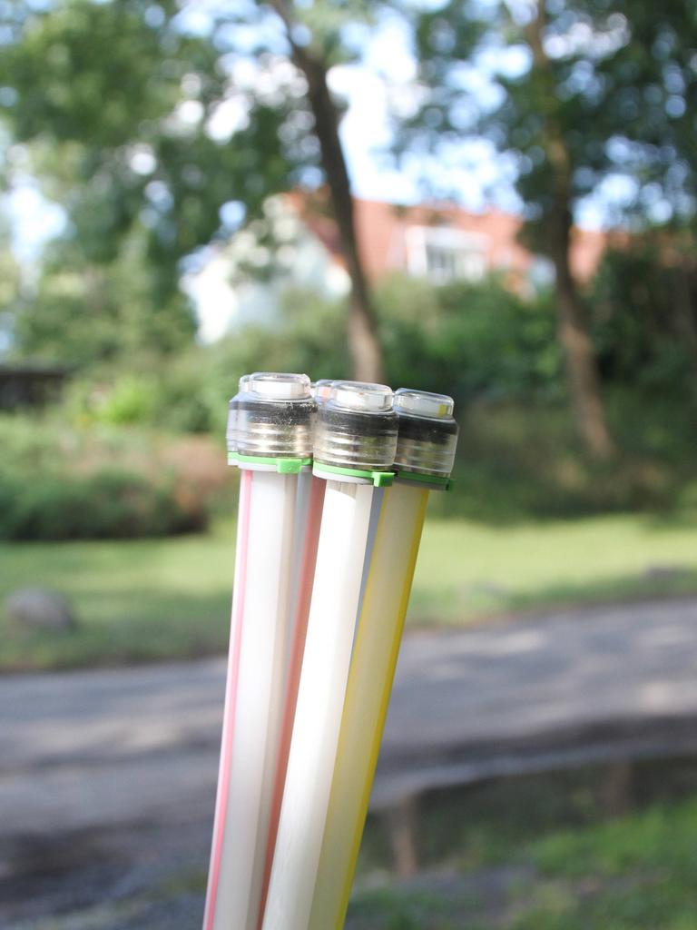 Zu sehen sind Zuleitungen für den Breitbandausbau in Röbel im Landkreis Mecklenburgische Seenplatte In Mecklenburg Vorpommern. Im Hintergrund ist der Unschärfe ein Haus und eine Straße zu erkennen.