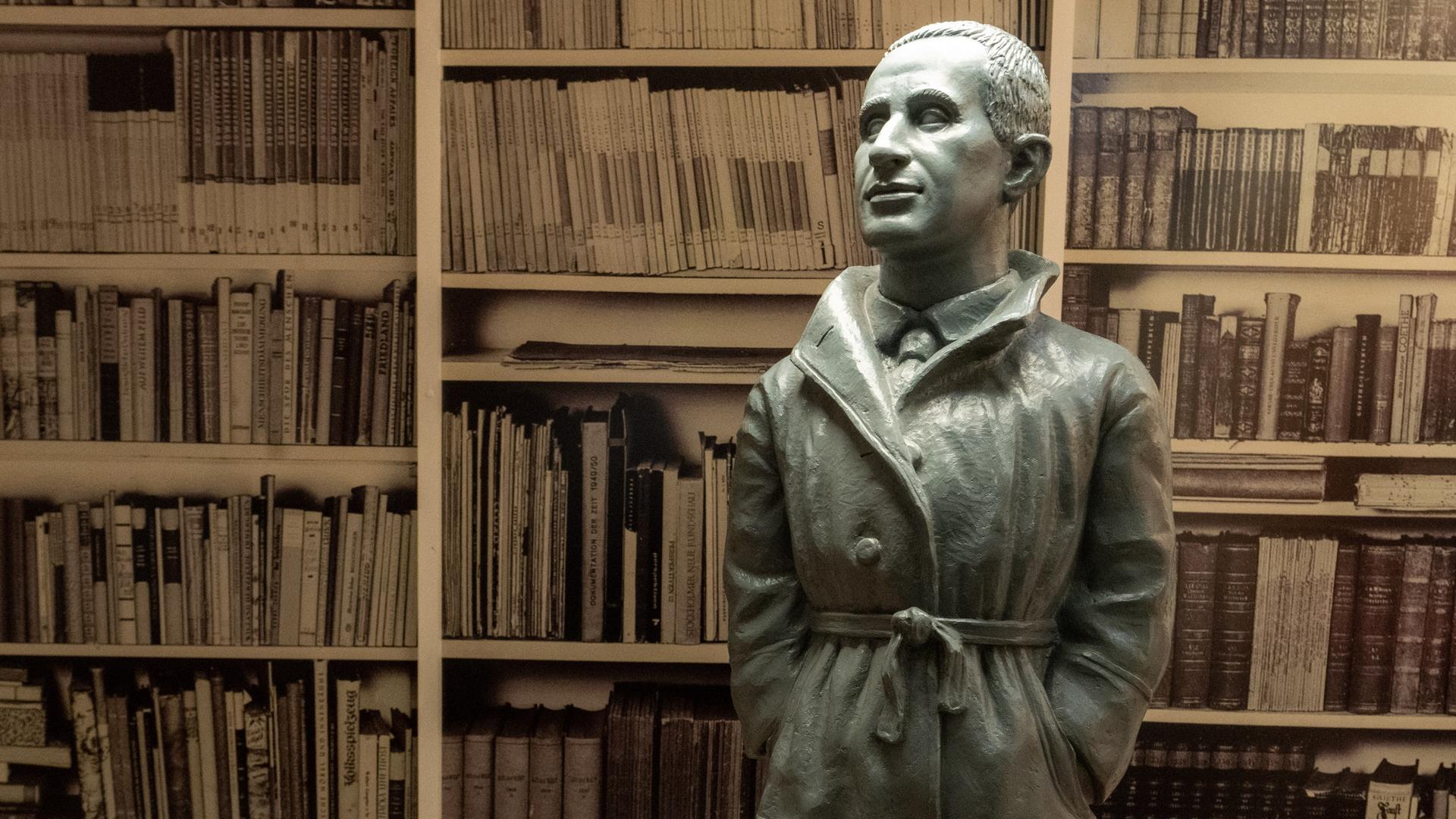 In einer Buchhandlung steht eine Brecht-Figur. 