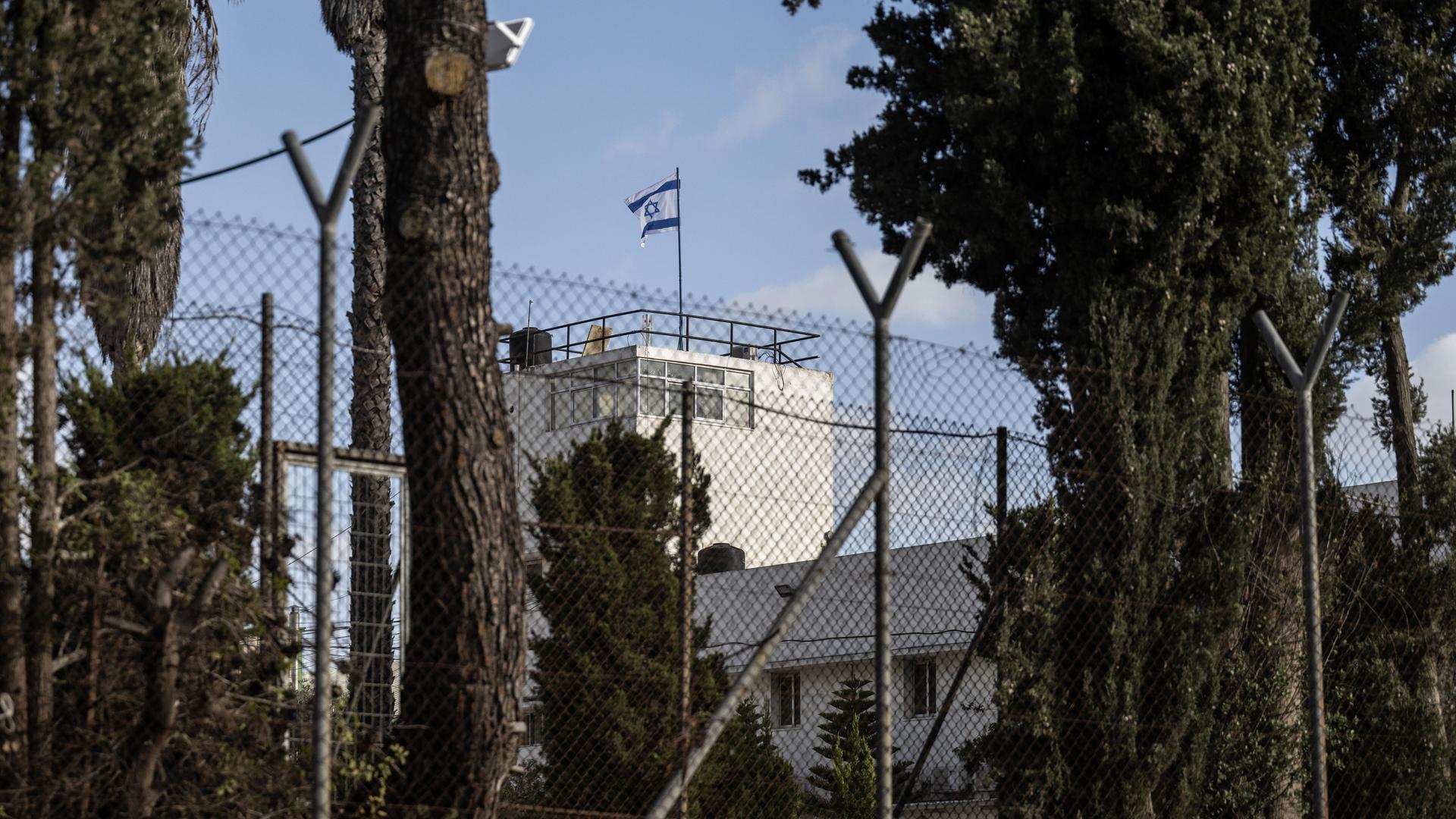 Eine israelische Flagge weht auf dem Dach eines Gebäudes. Eine israelische Flagge weht auf dem Dach eines Gebäudes.