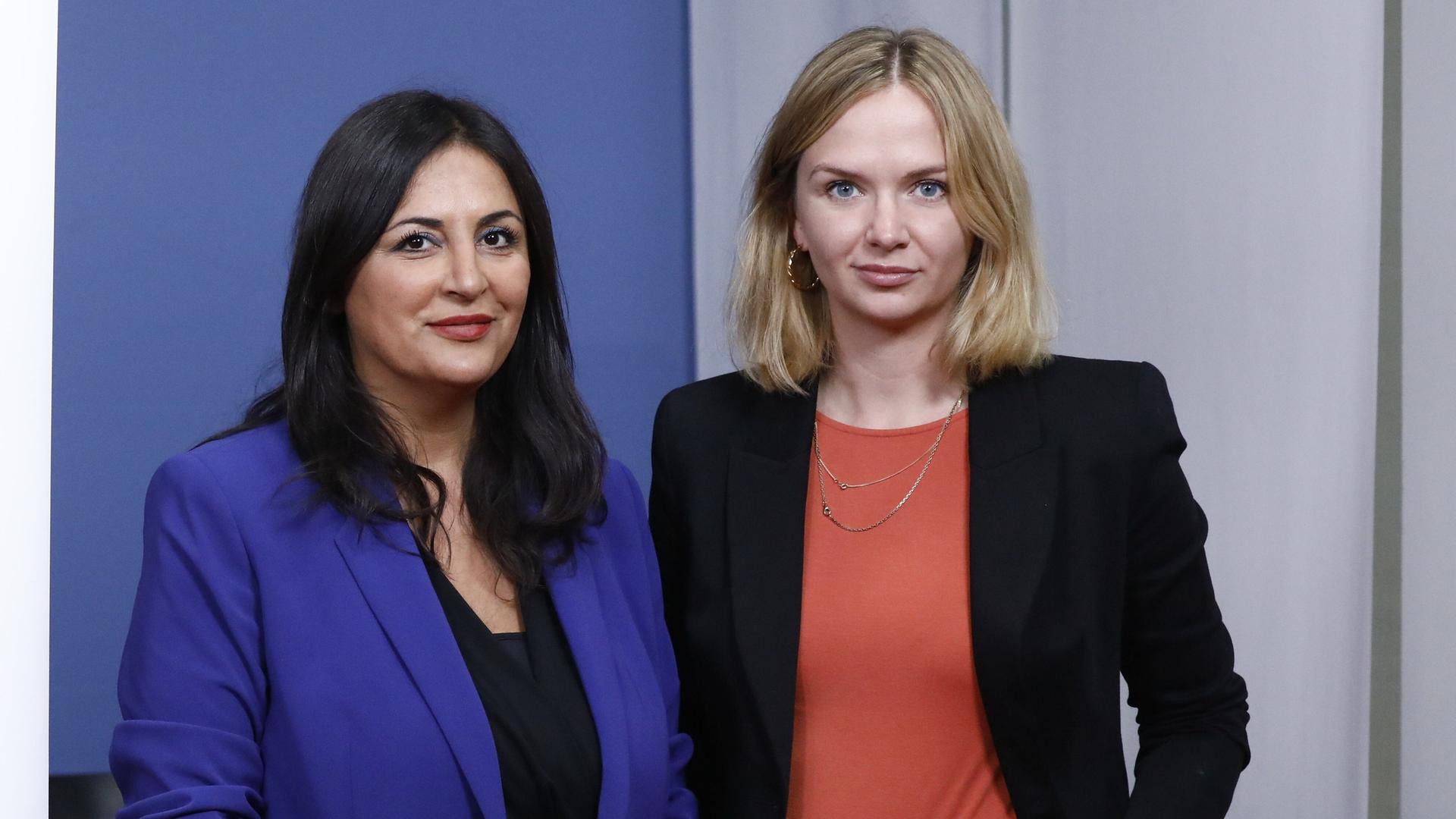 Düzen Tekkal und Kristina Lunz auf einem Podium der Bundespressekonferenz