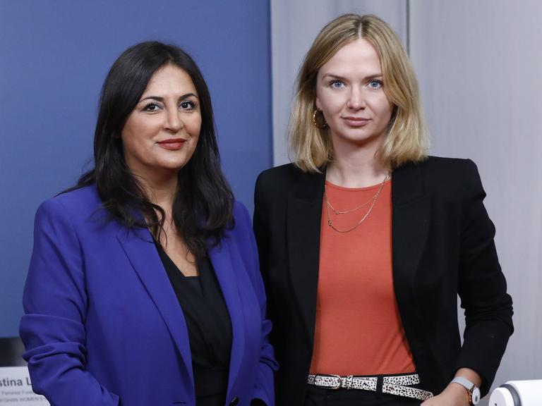 Düzen Tekkal und Kristina Lunz auf einem Podium der Bundespressekonferenz Düzen Tekkal und Kristina Lunz auf einem Podium der Bundespressekonferenz