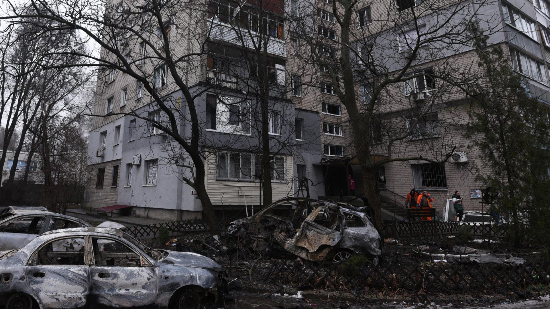 Trümmer im Innenhof eines beschädigten Wohngebäudes neben zerstörten Autos nach einem russischen Drohnenangriff im ukrainischen Dnipro am 7. Januar 2026. Trümmer im Innenhof eines beschädigten Wohngebäudes neben zerstörten Autos nach einem russischen Drohnenangriff im ukrainischen Dnipro am 7. Januar 2026.