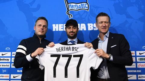 Vereinspräsident Kay Bernstein, Investor Joshua Wander und Geschäftsführer Thomas E. Herrich präsentieren bei einer Pressekonferenz das Trikot mit der Aufschrift "Hertha BSC 777".