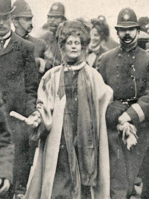 Eine historische Aufnahme zeigt Emmeline Pankhurst bei Ihrer Verhaftung durch männcliche Polizisten in der Lodoner Victoria Street 1908. 
