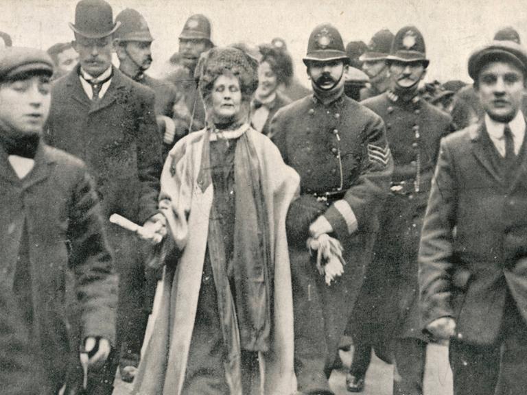 Eine historische Aufnahme zeigt Emmeline Pankhurst bei Ihrer Verhaftung durch männcliche Polizisten in der Lodoner Victoria Street 1908. 