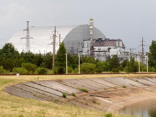 Blick auf die Schutzhülle über den Überresten des Reaktorblocks 4 im Kernkraftwerk Tschernobyl
