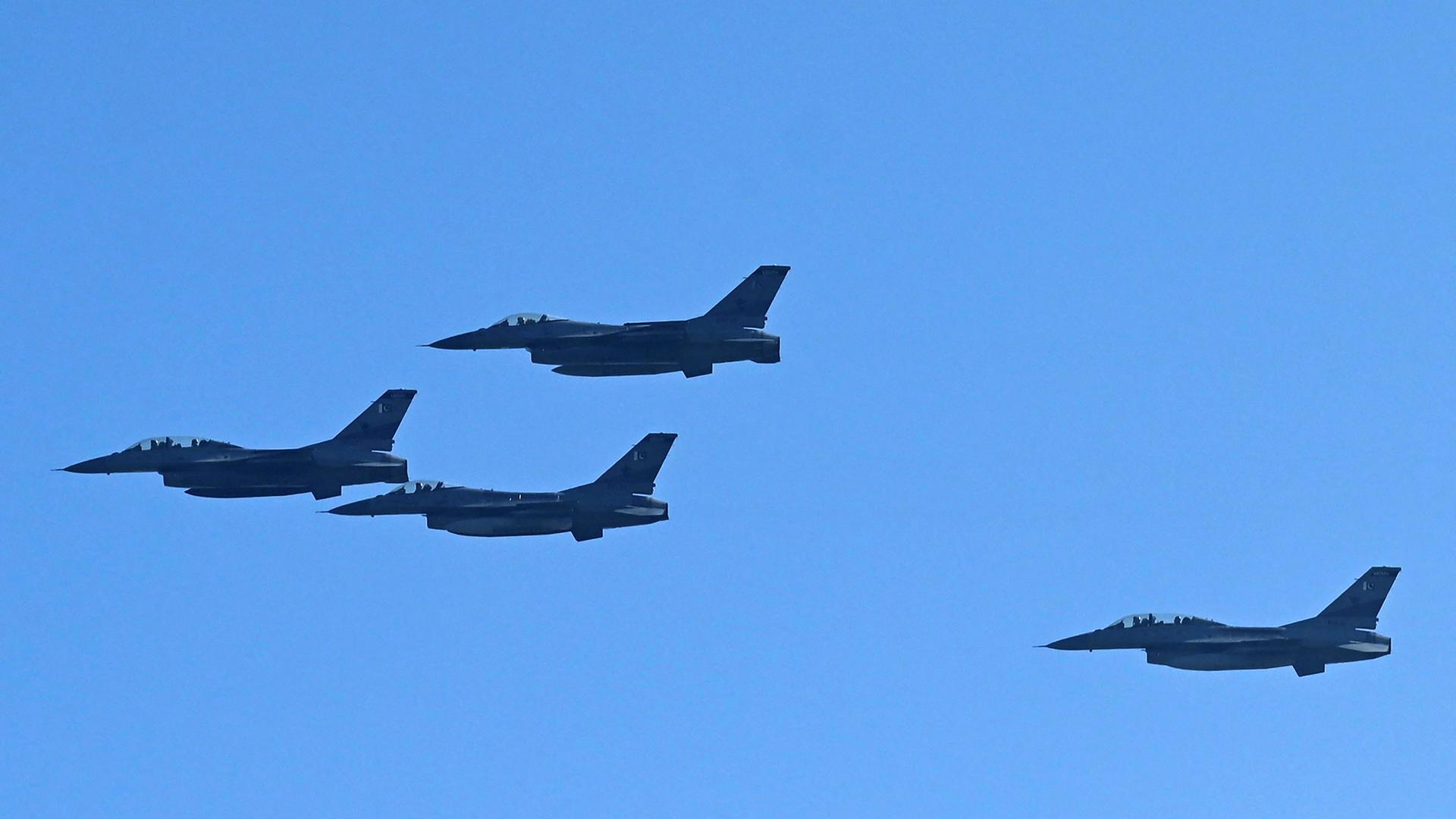 Zu sehen sind mehrere Kampfflugzeuge am Himmel.