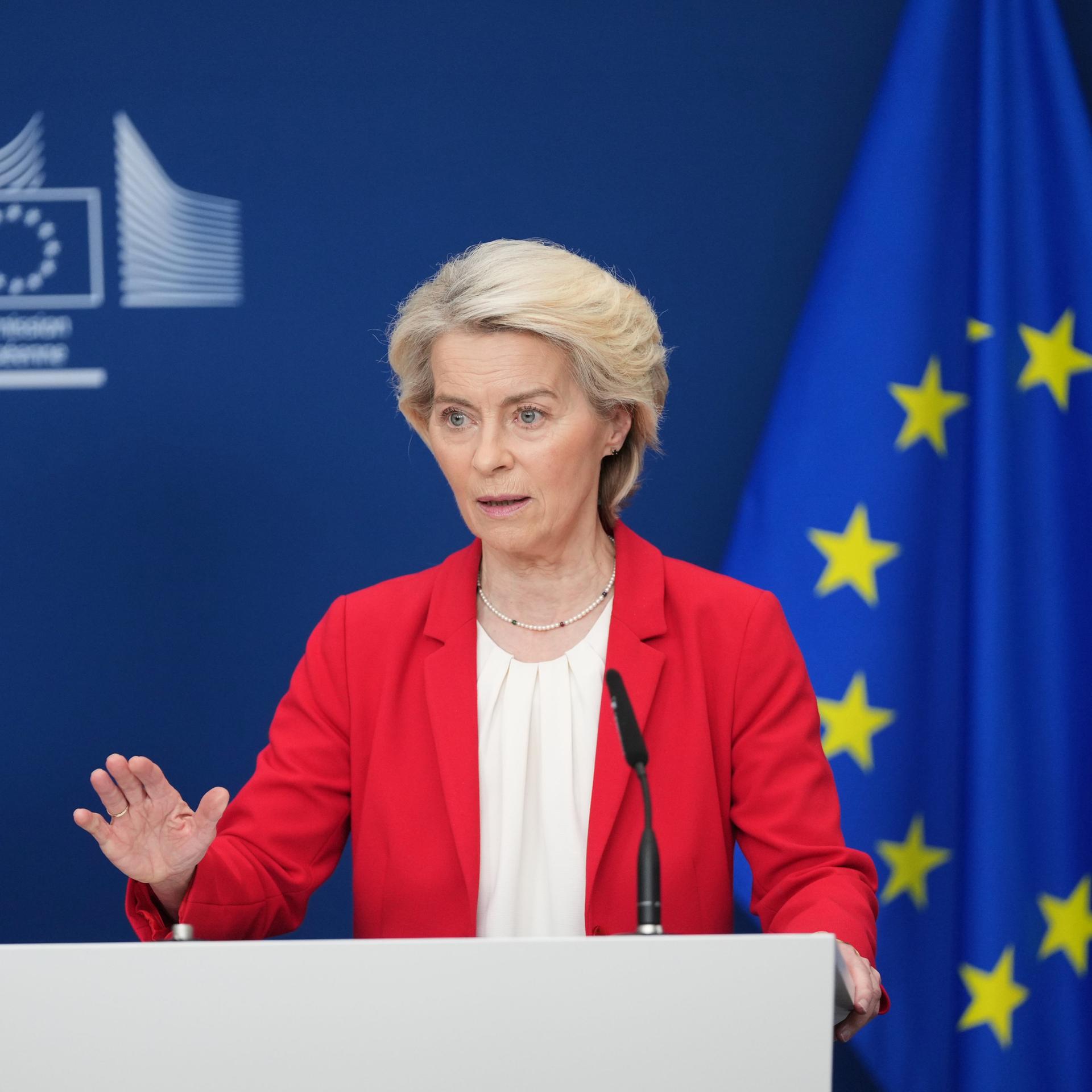 Brüssel: Die Präsidentin der Europäischen Kommission, Ursula von der Leyen, gibt während einer Pressekonferenz am EU-Hauptsitz in Brüssel eine Erklärung ab.