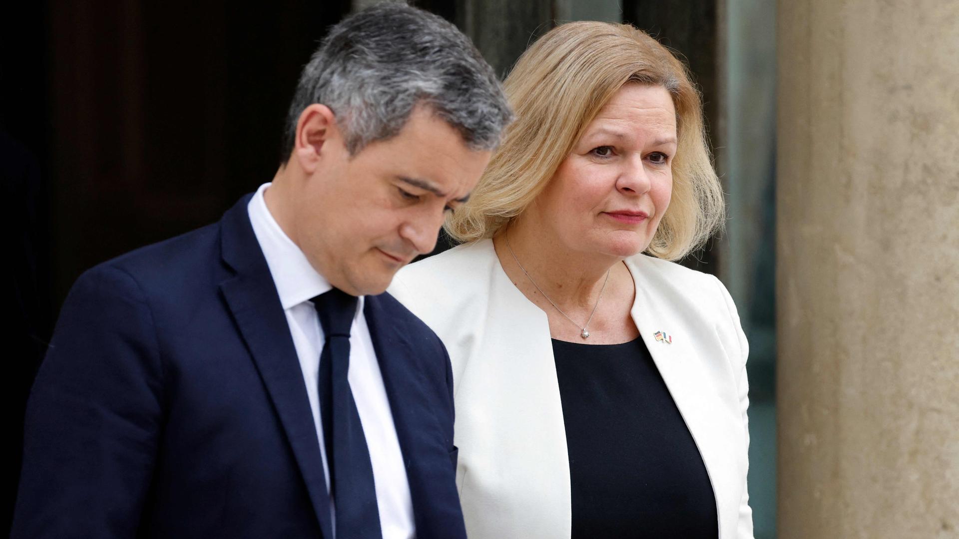 Paris: Frankreichs Innen- und Überseeminister Gerald Darmanin (l) und die deutsche Innenministerin Nancy Faeser verlassen nach der wöchentlichen Kabinettssitzung den Präsidentenpalast Elysee. Paris: Frankreichs Innen- und Überseeminister Gerald Darmanin (l) und die deutsche Innenministerin Nancy Faeser verlassen nach der wöchentlichen Kabinettssitzung den Präsidentenpalast Elysee.
