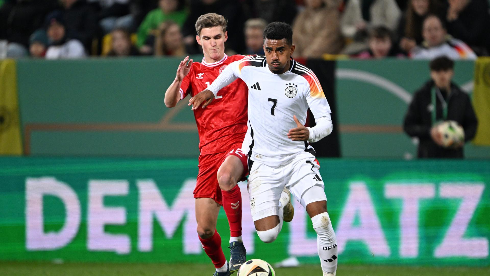 Deutschlands Ansgar Knauff (r.) und Dänemarks Elias Jeiert Kristensen kämpfen um den Ball. 