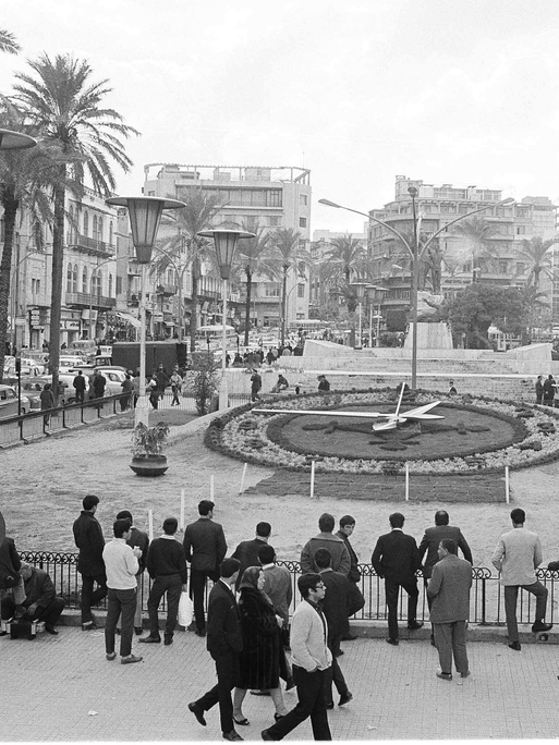 Die Archivaufnahme zeigt einen runden Platz in Beirut mit Palmen, an Geländern stehen Menschen. Die Archivaufnahme zeigt einen runden Platz in Beirut mit Palmen, an Geländern stehen Menschen.