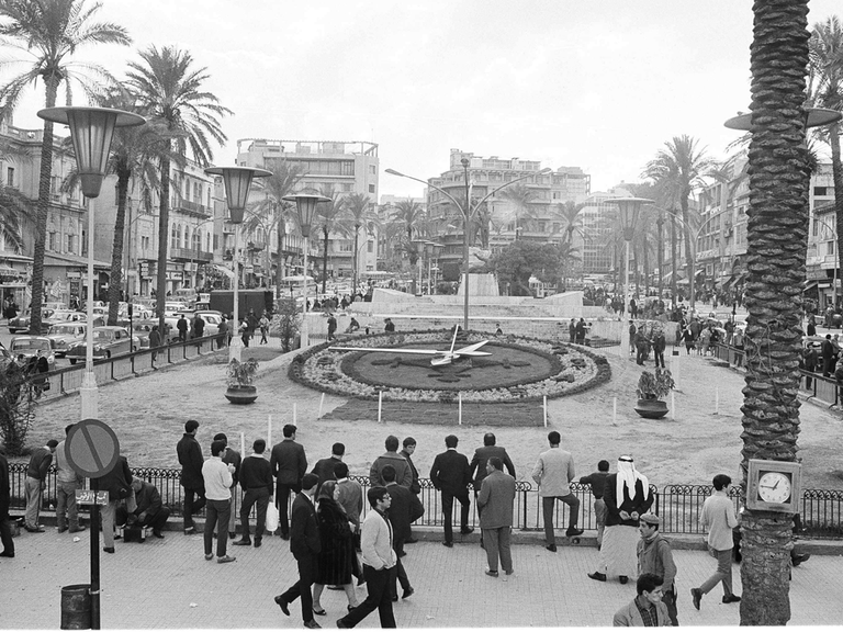 Die Archivaufnahme zeigt einen runden Platz in Beirut mit Palmen, an Geländern stehen Menschen. Die Archivaufnahme zeigt einen runden Platz in Beirut mit Palmen, an Geländern stehen Menschen.
