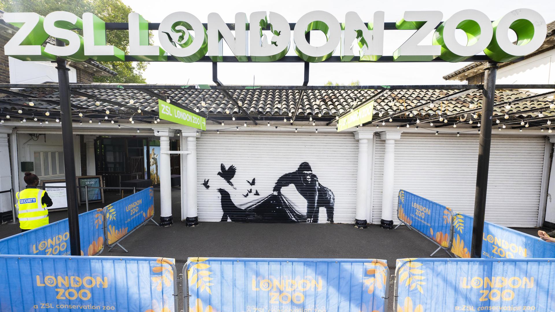 Ein tierisches Motiv des britischen Künstlers Banksy am Londoner Zoo: Dabei hält ein Gorilla scheinbar einen Rollladen am Eingang hoch, damit mehrere Tiere entkommen können. Eine Robbe und Vögel sind schon raus, drei weitere Augenpaare gucken noch hervor.