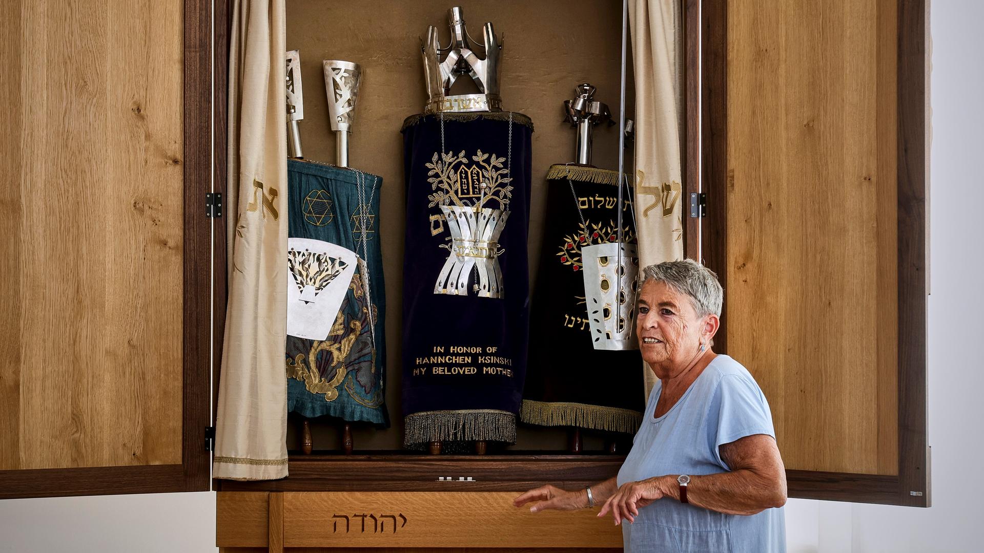 Die ehemalige Gemeindevorsteherin Anna Ehrlich vor einer Art Schrein der liberalen jüdischen Gemeinde Beth-Shalom. Die ehemalige Gemeindevorsteherin Anna Ehrlich vor einer Art Schrein der liberalen jüdischen Gemeinde Beth-Shalom.