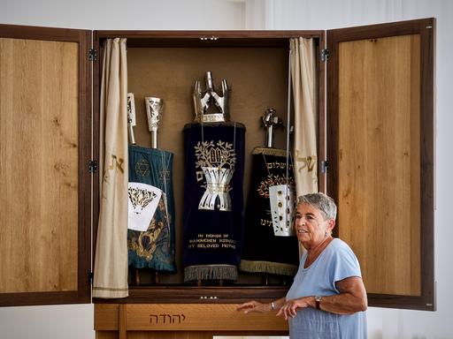 Die ehemalige Gemeindevorsteherin Anna Ehrlich vor einer Art Schrein der liberalen jüdischen Gemeinde Beth-Shalom.  