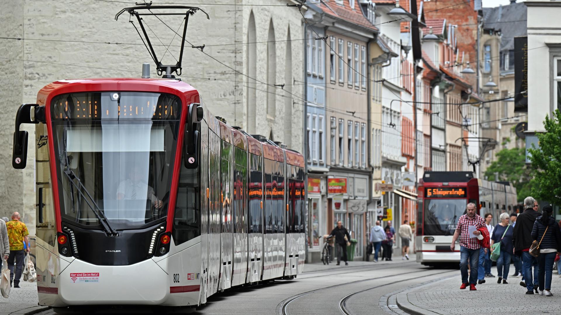 2 Straßen-Bahnen fahren durch die Innen-Stadt von Erfurt.