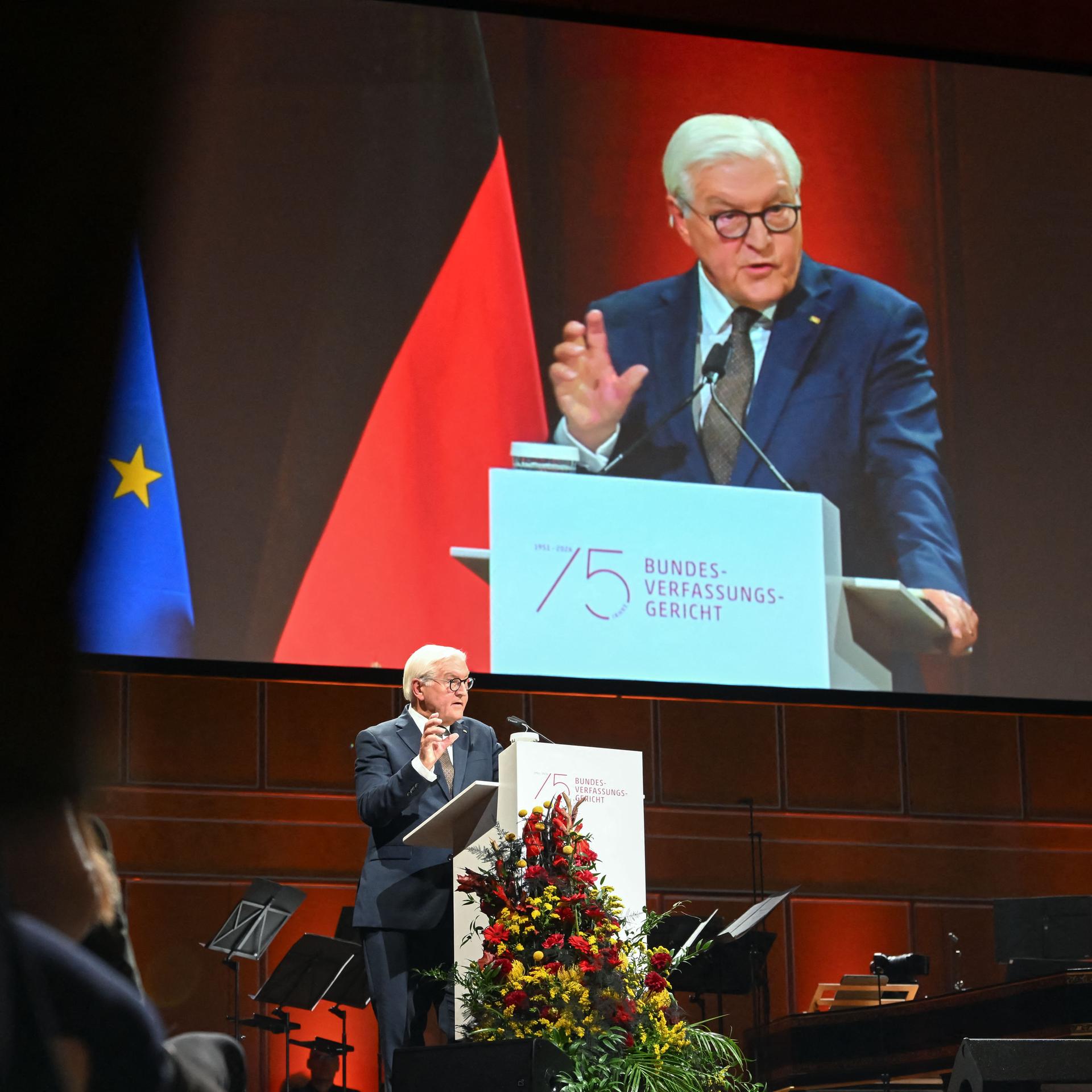 Bundespräsident Frank-Walter Steinmeier spricht in der Stadthalle beim Festakt zum 75. Geburtstag des Bundesverfassungsgerichts.