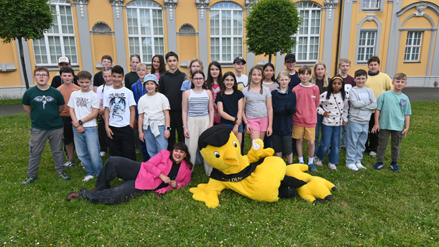 Das Foto zeigt die Kinder-Jury für das Festival "Goldener Spatz".