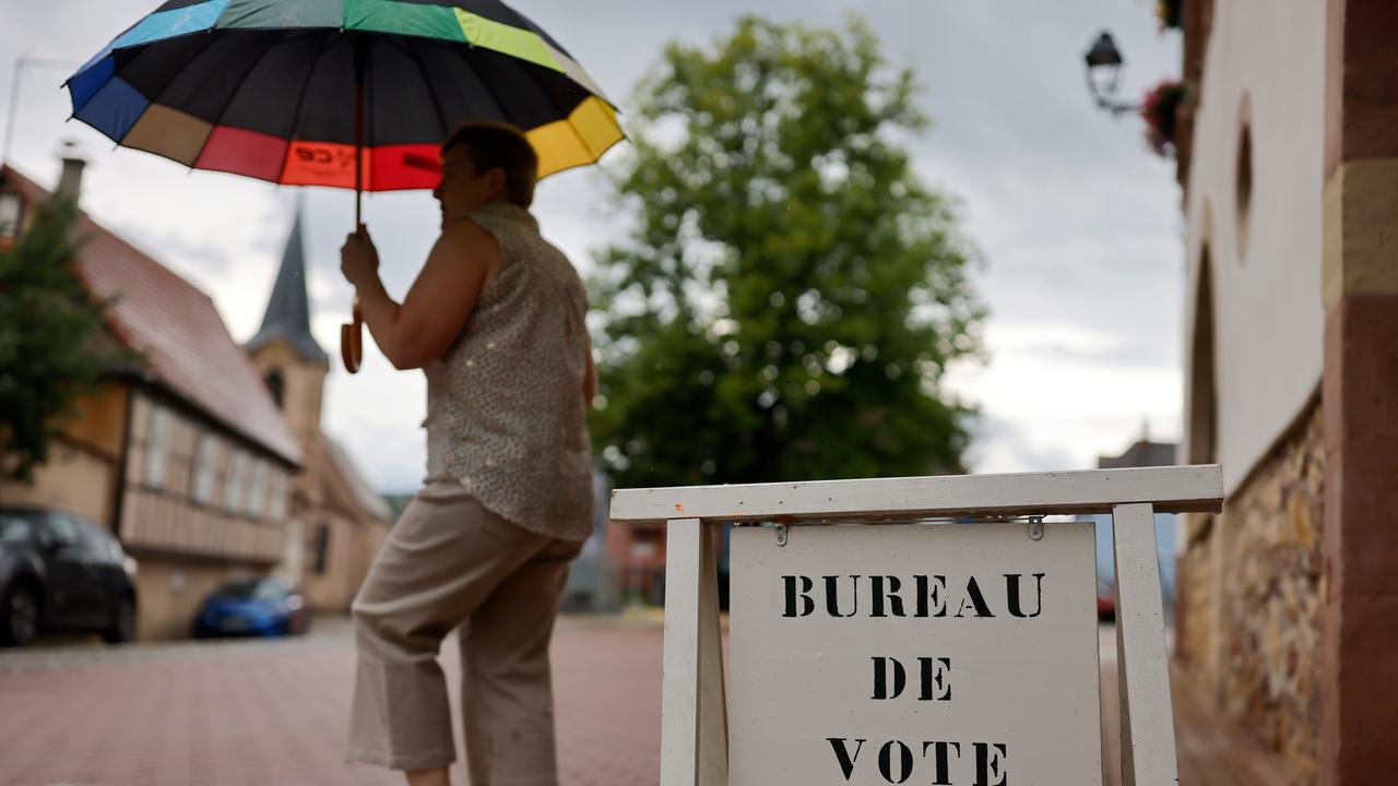 Eine Wählerin verlässt ein Wahllokal in Frankreich 