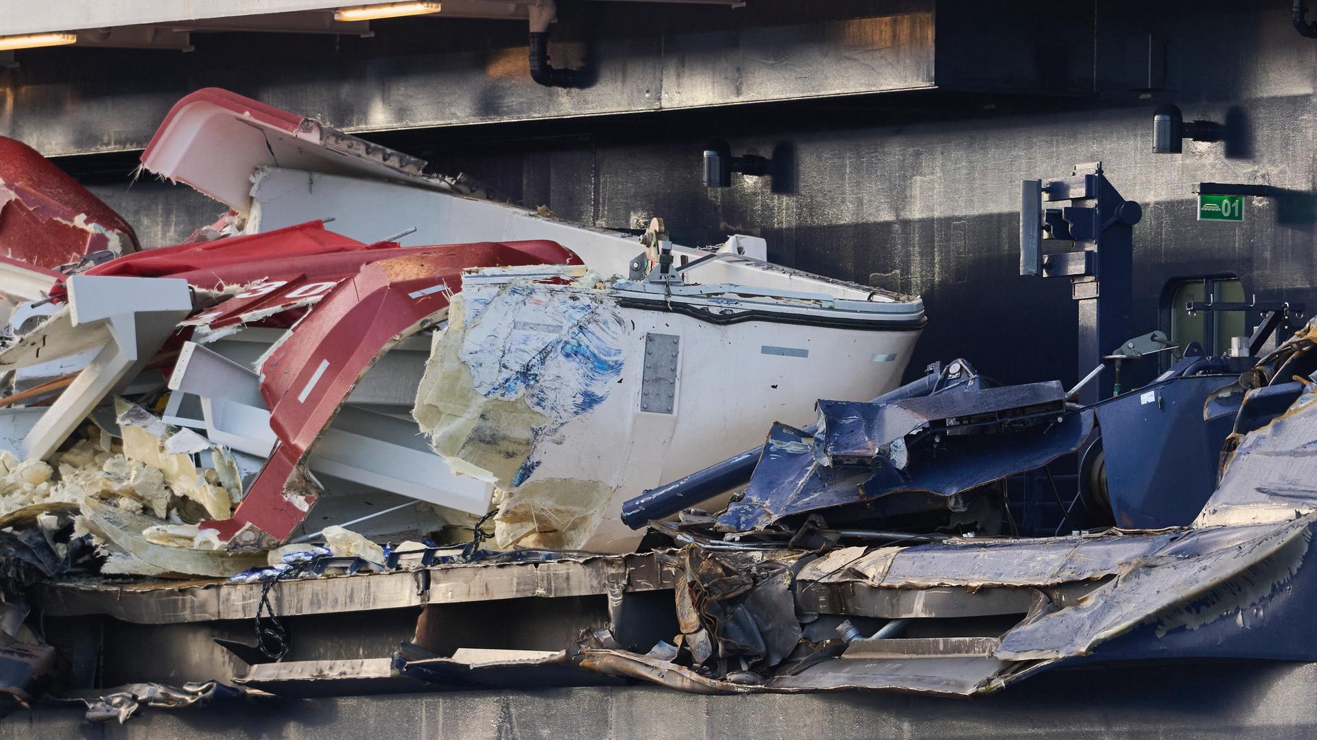 Die "Mein Schiff 3" liegt an der Columbuskaje. Das Kreuzfahrtschiff war am Vortag bei stürmischem Wetter mit 2 Containerschiffen kollidiert.