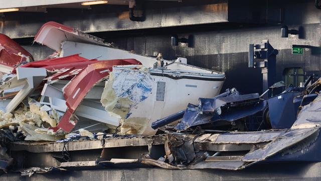 Die "Mein Schiff 3" liegt an der Columbuskaje. Das Kreuzfahrtschiff war am Vortag bei stürmischem Wetter mit 2 Containerschiffen kollidiert.