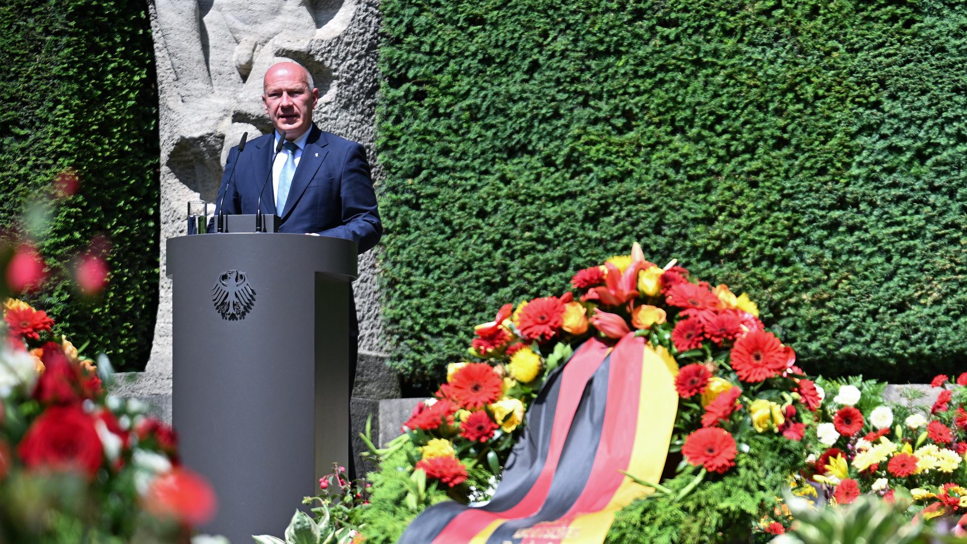 Kai Wegner (CDU), Regierender Bürgermeister von Berlin, spricht während der Gedenkfeier der Bundesregierung zum Volksaufstand 17. Juni am Mahnmal für die Opfer des Volksaufstandes auf dem Friedhof Seestraße. 