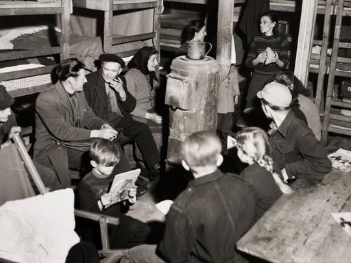 Eine Gruppe Menschen sitzt in einer Barracke in Uelzen. Eine Gruppe Menschen sitzt in einer Barracke in Uelzen.
