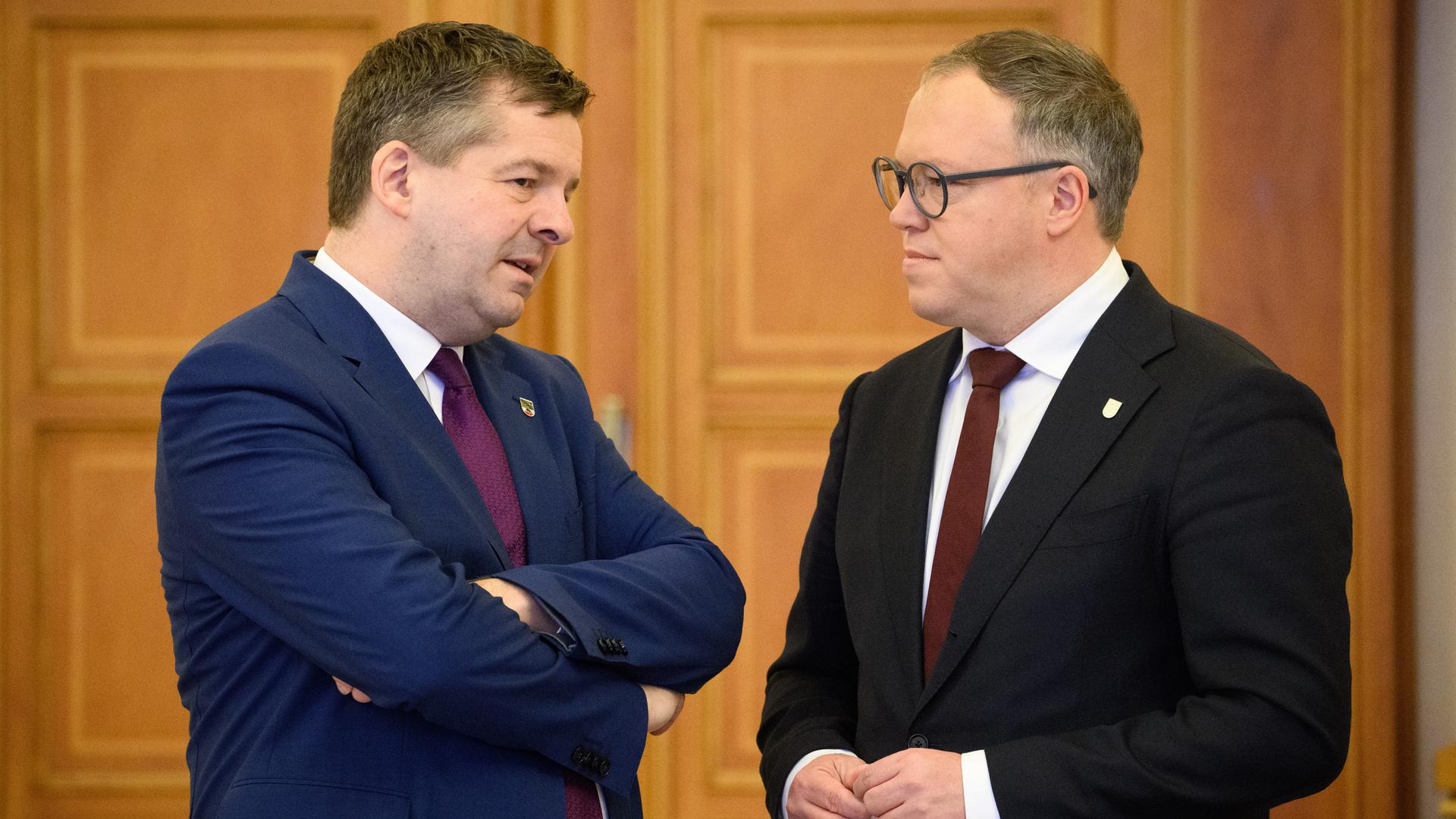 Sven Schulze (CDU), Ministerpräsident von Sachsen-Anhalt, und Mario Voigt (CDU), Ministerpräsident von Thüringen, unterhalten sich.