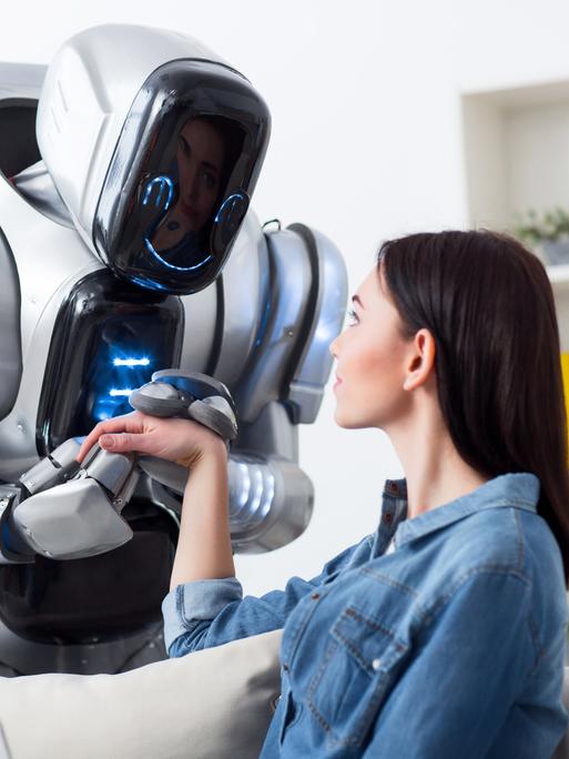 Ein Roboter hält die Hand einer jungen Frau.