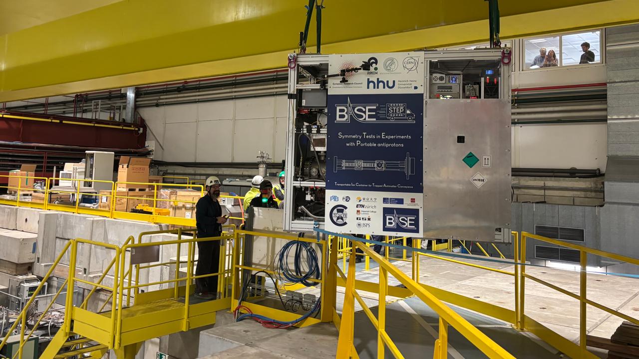 Die transportable Penning-Falle mit 92 Antiprotonen und einem supraleitenden Magneten, der die Teilchen in einem Vakuum bei minus 268 Grad hält, wird aus den Cernhallen vorsichtig auf einen Lkw dirigiert.