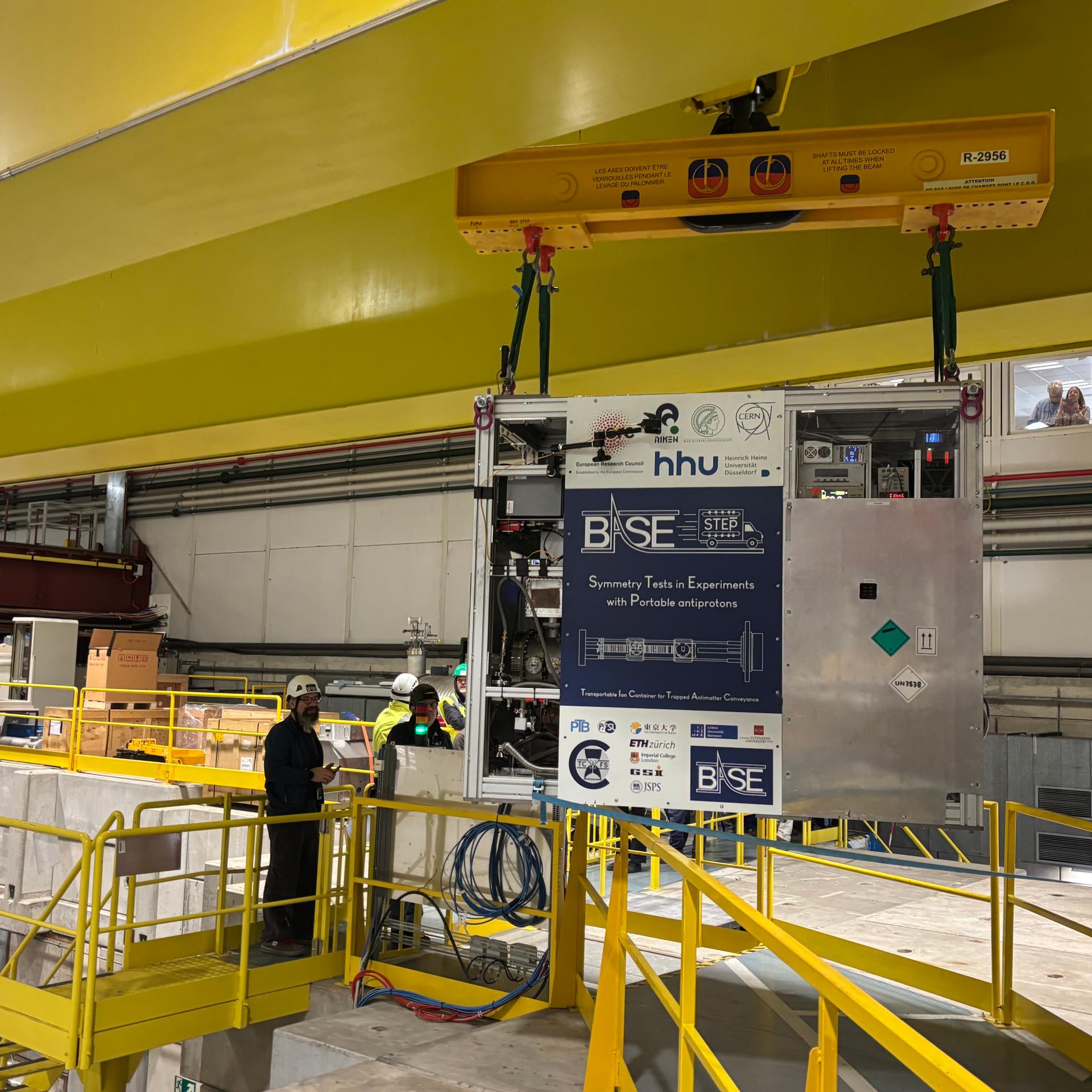 Die transportable Penning-Falle mit 92 Antiprotonen und einem supraleitenden Magneten, der die Teilchen in einem Vakuum bei minus 268 Grad hält, wird aus den Cernhallen vorsichtig auf einen Lkw dirigiert.