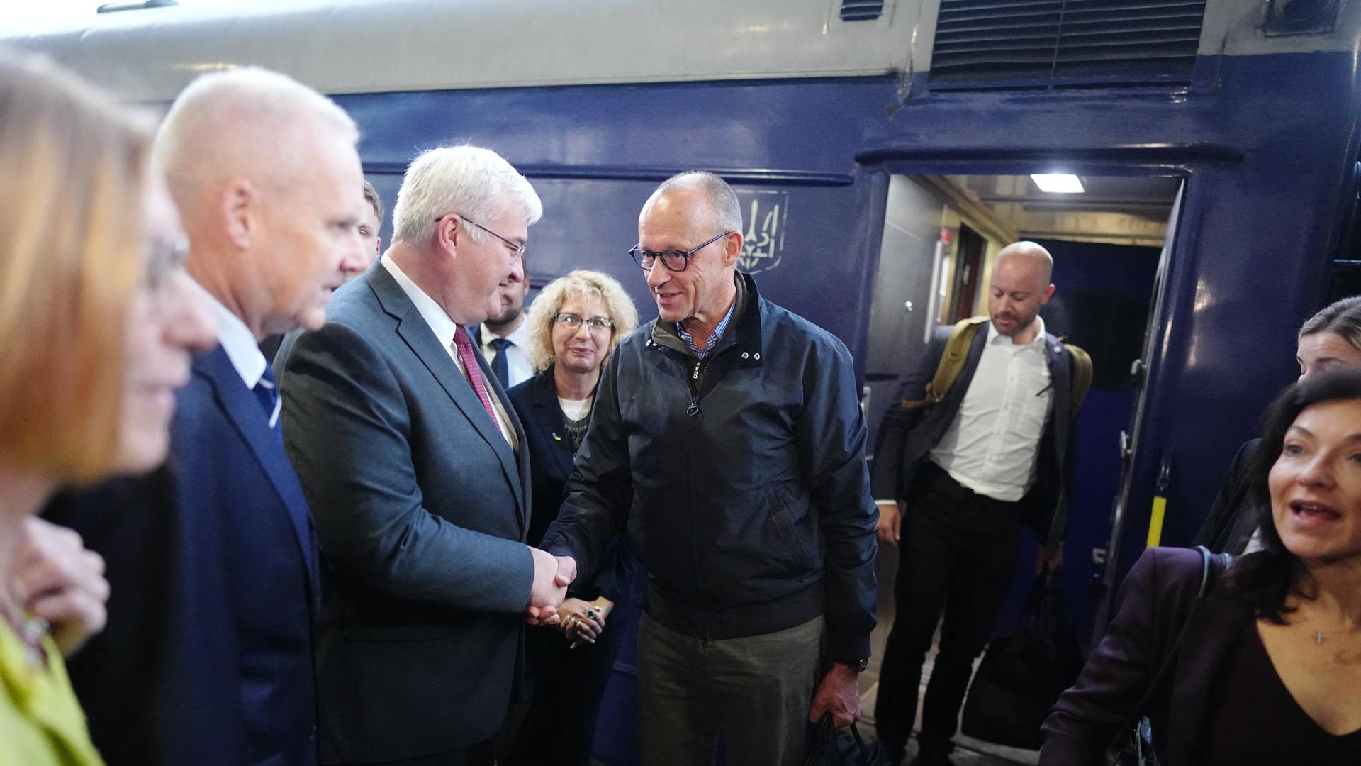 Das Foto zeigt Bundeskanzler Merz bei seiner Ankunft in Kiew. Er wird von Andrij Sybiha, Außenminister der Ukraine und dem deutschen Botschafter in der Ukraine, begrüßt. Foto: Kay Nietfeld/dpa +++ dpa-Bildfunk +++