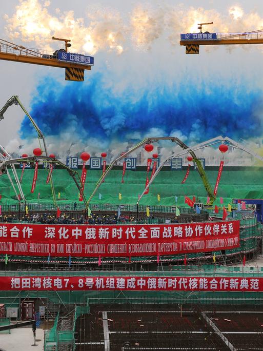 Der Bau eines Reaktors in China - auf einem Banner sind chinesischer Schriftzeichen.