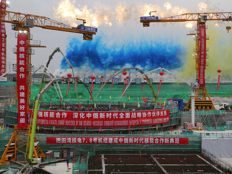 Der Bau eines Reaktors in China - auf einem Banner sind chinesischer Schriftzeichen.