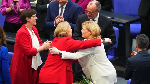 Julia Klöckner (vorne r, CDU), frisch gewählte Bundestagspräsidentin, nimmt Glückwünsche von ihrer Vorgängerin Bärbel Bas (M SPD) entgegen bei der konstituierenden Sitzung des neuen Bundestages.