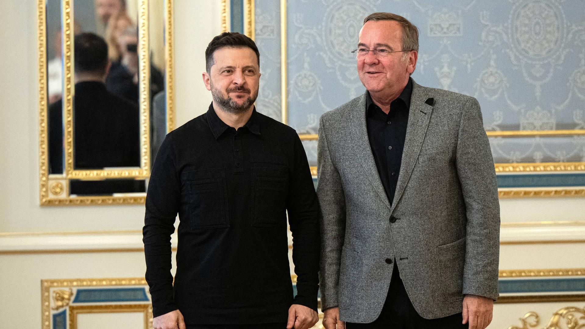 Bundesverteidigungsminister Pistorius und der ukrainische Präsident Selenskyj in Kiew. Beide stehen in einem prachtvollen Raum nebeneinander. Bundesverteidigungsminister Pistorius und der ukrainische Präsident Selenskyj in Kiew. Beide stehen in einem prachtvollen Raum nebeneinander.