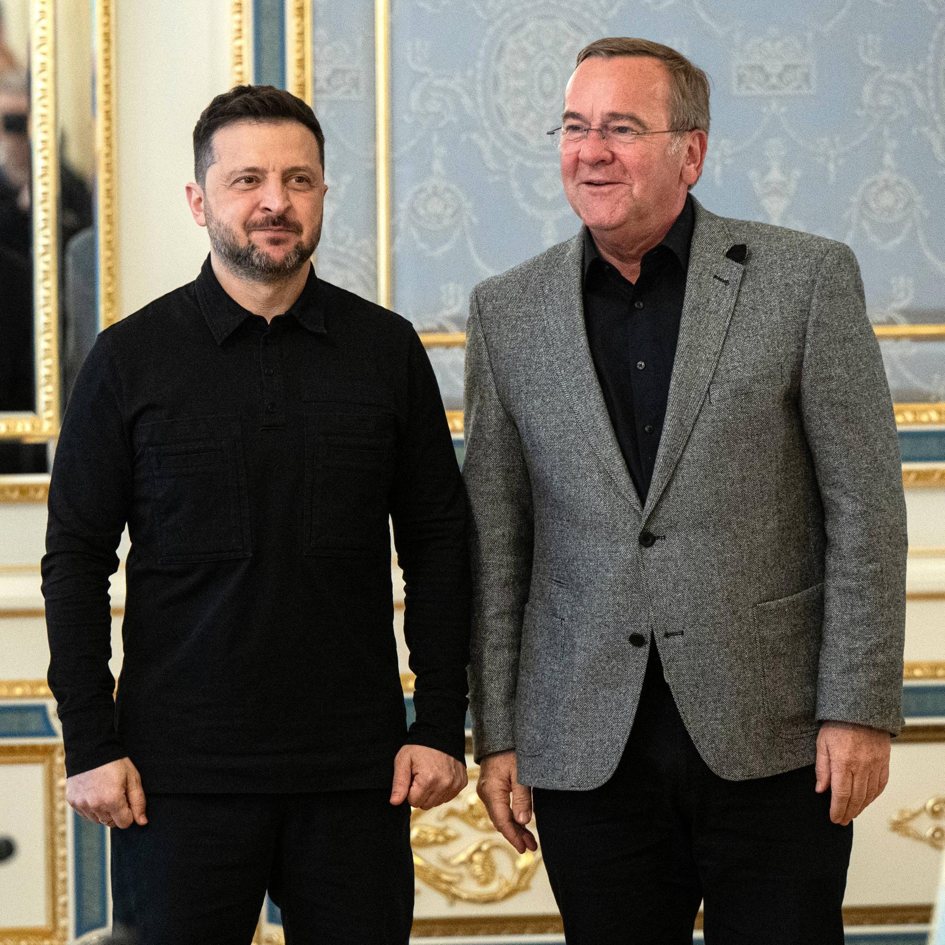 Bundesverteidigungsminister Pistorius und der ukrainische Präsident Selenskyj in Kiew. Beide stehen in einem prachtvollen Raum nebeneinander.