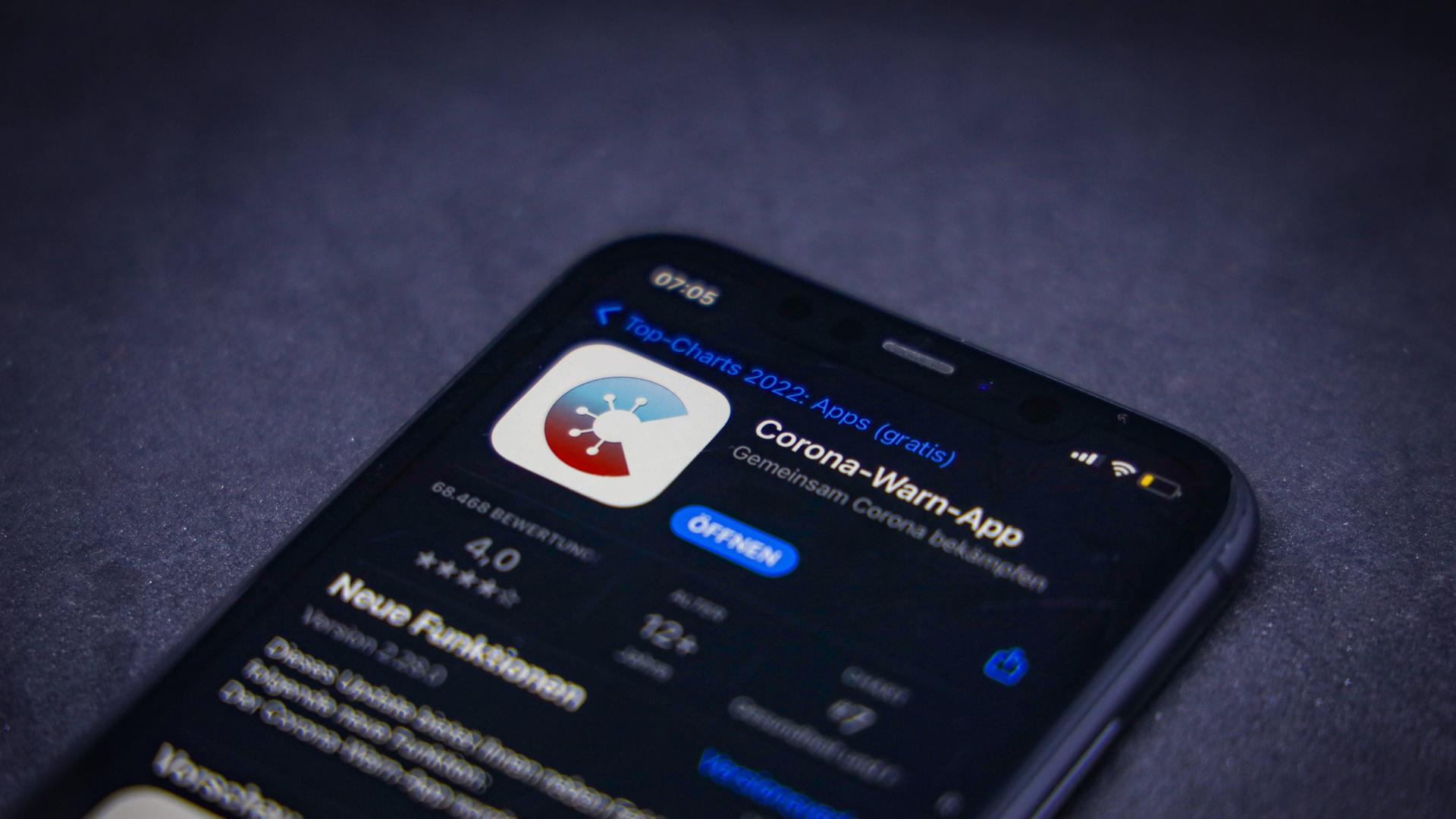 Die Corona-Warn-App ist auf dem Displays eines Smartphones zu sehen