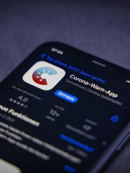 Die Corona-Warn-App ist auf dem Displays eines Smartphones zu sehen