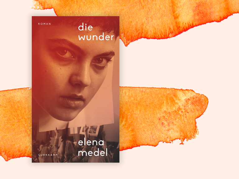 Auf dem Cover ist die Schwarz-weiß-Fotografie einer jungen Frau zu sehen, über die ein Rotfilter gelegt wurde. Darauf in weißer Schrift der Buchtitel und Autorinname.