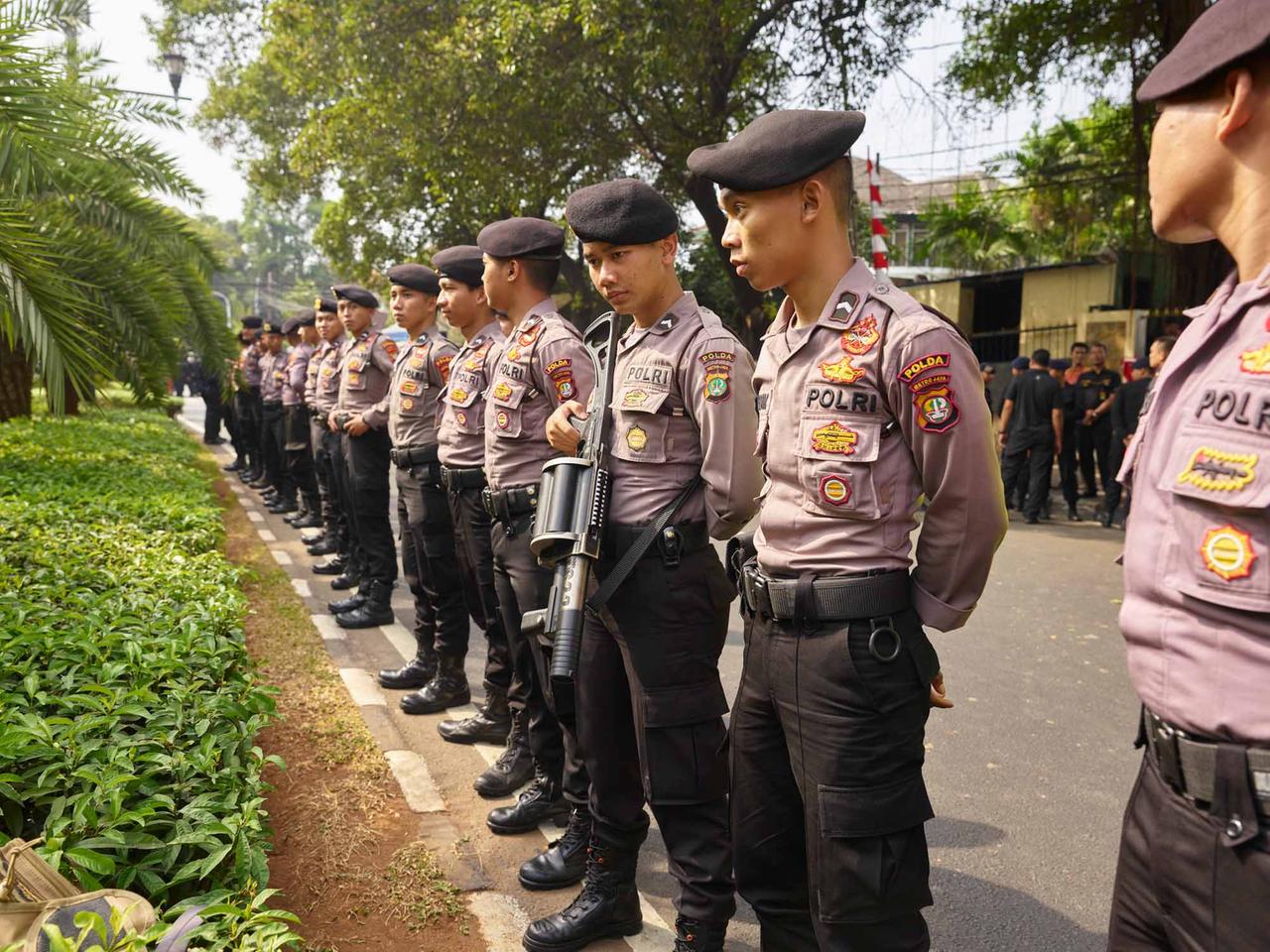 Indonesische Polizisten stehen in einer Reihe.