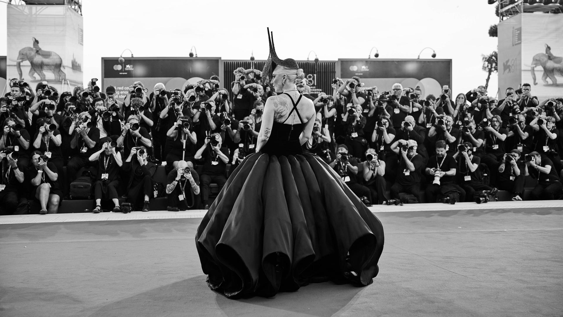 Roter Teppich – 81. Internationale Filmfestspiele von Venedig. Lady Gaga posiert für Fotografen auf dem roten Teppich bei der Premiere von Joker: Folie à Deux im Sala Grande in Venedig.